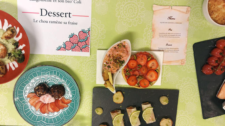 Les plats des finalistes dressés sur la table du jury 
