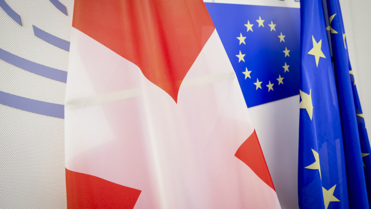 Drapeaux suisse et européen - ©European Union 2018