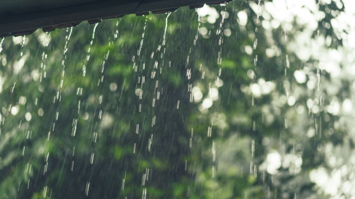 Pluie sur une toiture
