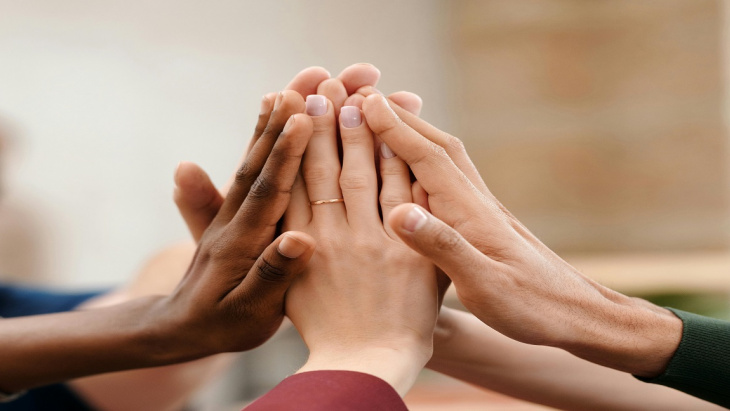 Mains jointes pour signifier l'entraide
