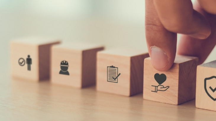 Cubes représentant des pictogrammes sur la santé et la sécurité au travail