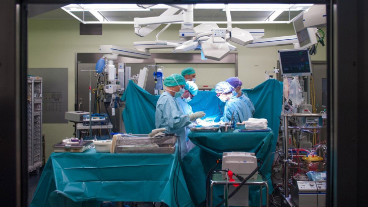 Au bloc opératoire ------------------------------ Photo: Laurent Crottet