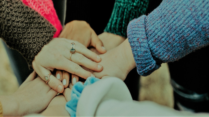 Mains rassemblées pour signifier l'entraide