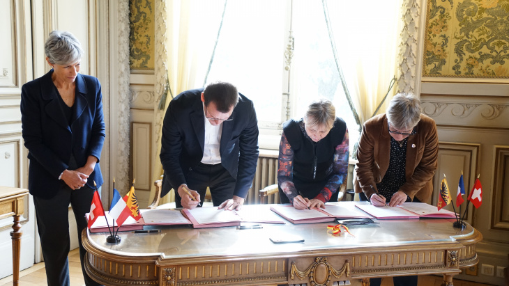 Signature de la lettre d'intention sur les personnels de santé sur le territoire franco-suisse
