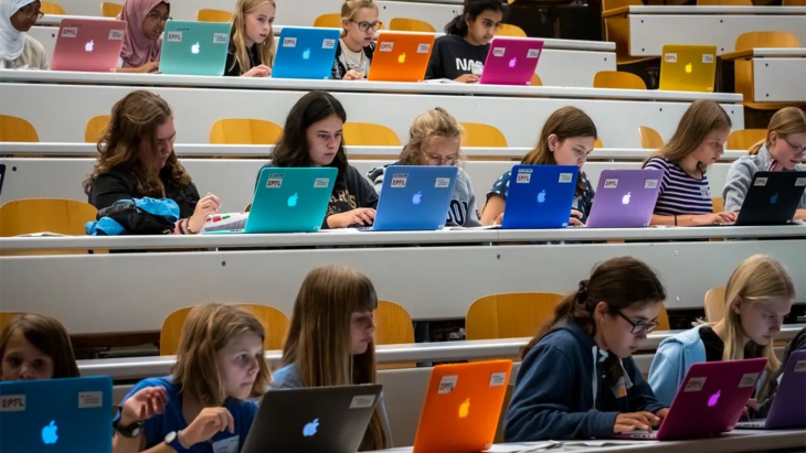 Des filles en atelier informatique: prendre confiance dans le domaine technique.