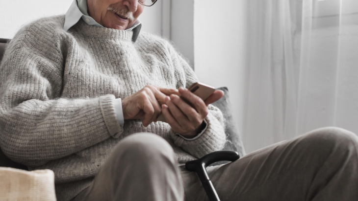 Homme âgé avec son portable