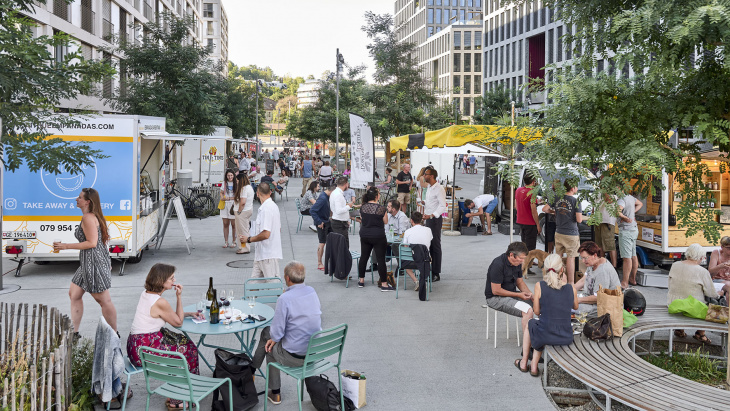 Le marché sur la place de la gare de Lancy Pont-Rouge / Serge Fruehauf