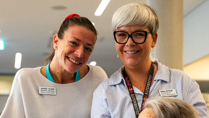 «Écouter, se regarder, accepter la différence de l’autre: il n’y a pas de filtres, comme sur les réseaux sociaux. Dans le métier d’ASE, on est dans le vrai», s’enthousiasment Jennifer Algan et Sabrina Hottelier (de gauche à droite).