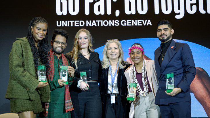 Nathalie Fontanet, Présidente du Conseil d'Etat, entourée des cinq lauréat·es de cette édition 2024 du YAS. Crédit photo: Young Activists Summit / Antoine Tardy
