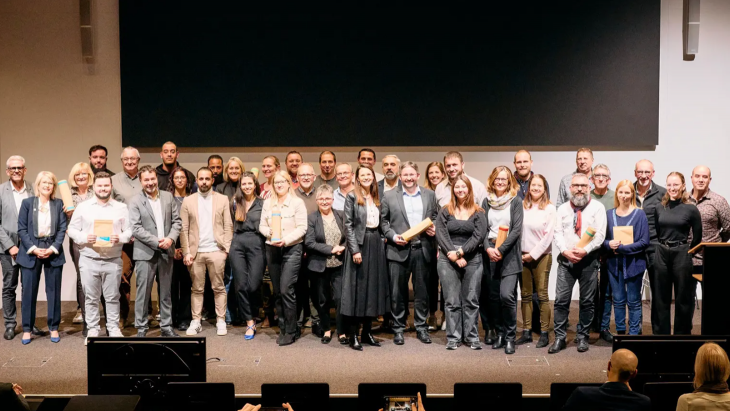 Les représentants des entreprises formatrices lauréates du Prix 2024 de la meilleure entreprise avec, au centre, la conseillère d’État en charge du DIP, Anne Hiltpold.