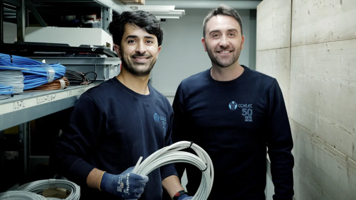 David Baeza (à g.) et son apprenti électricien Amirnawaz Zadran (dit Amir), à Coelec SA.