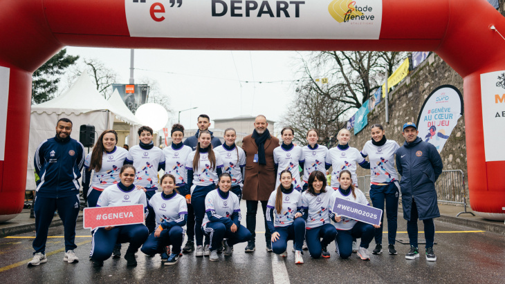 Thierry Apothéloz, les joueuses et le staff du FC Aïre-le-Lignon sur la ligne de départ. Crédit: Thibaut Fuks