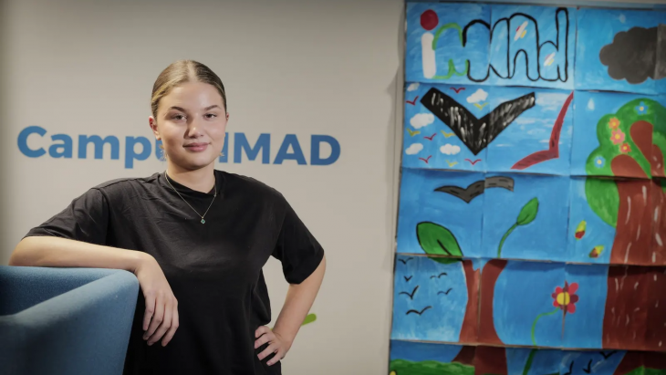 Selvete Osmani, apprentie ASSC de 3e année, dans les locaux de l' IMAD à Genève: «J’ai acquis cette autonomie qui me permet de gérer de façon professionnelle les imprévus.»