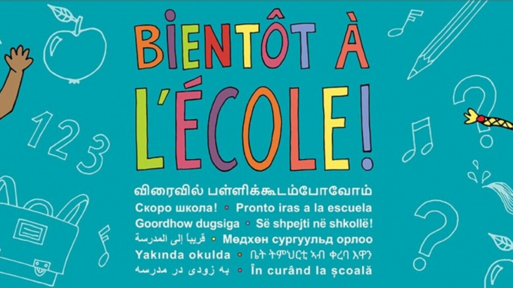 Illustration de "bientôt à l'école!" et la traduction dans les langues suivantes, dans l'ordre: tamoul, ukrainien, espagnol, somali, albanais, arabe, mongol, turc, tigrinia, farsi et roumain