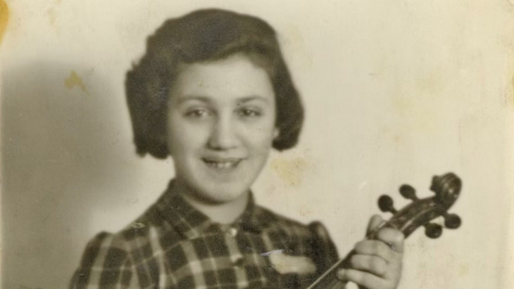 Ruth Fayon, enfant, posant fièrement avec son violon