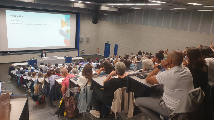 Photo du magistrat Thierry Apothéloz pendant son discours sur l'insertion professionnelle des personnes réfugiées à Genève le 19 mai 2025