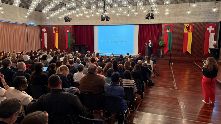 Photo du conseiller d'Etat Thierry Apothéloz pendant son discours