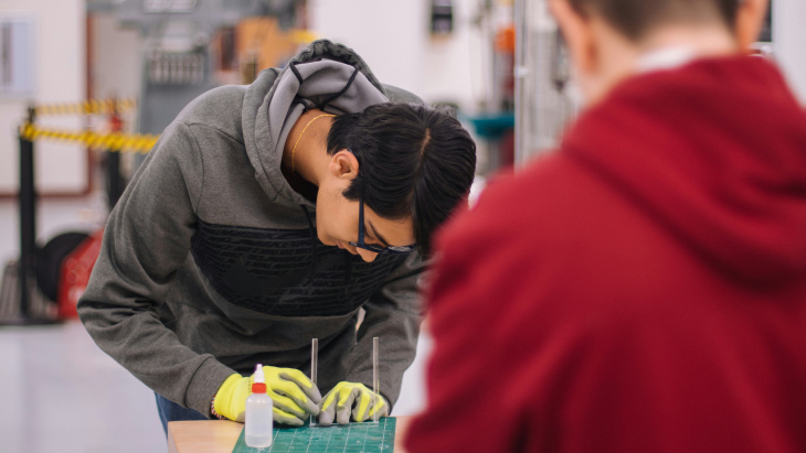 S’insérer sur le marché du travail est un cap, même pour les apprentis qui achèvent leur cursus de formation duale et sont habitués au monde de l’entreprise.