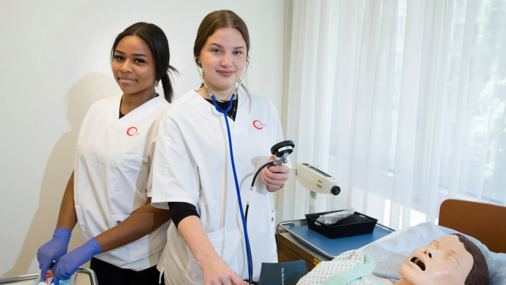 De gauche à droite: Sabrina Samir et Selvete Osmani. Les deux Genevoises, apprenties ASSC, participeront aux SwissSkills 2025, en septembre à Berne.
