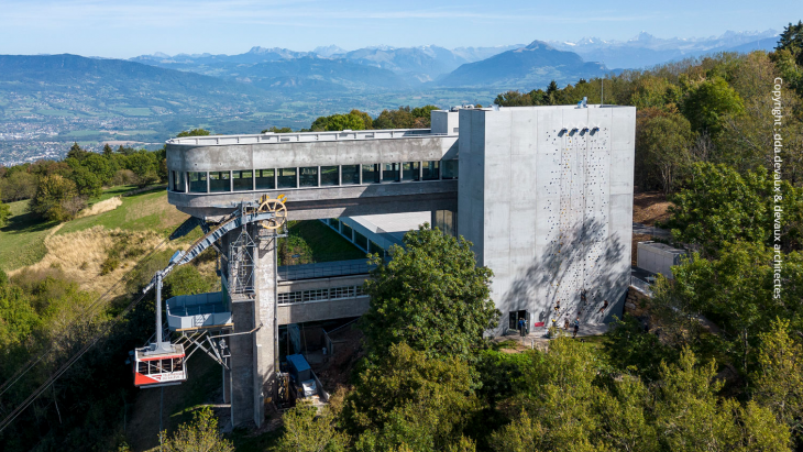 Photographie de la gare supérieure du Téléphérique du Salève avec le mur de grimpe