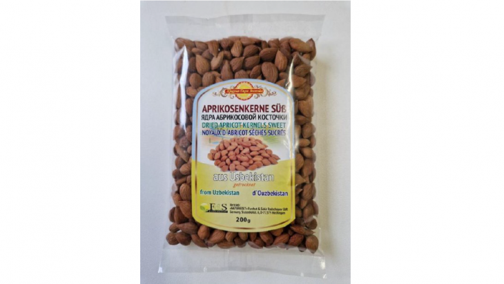 Paquet de noyaux d'abricots séchés et sucrés de la marque Naturkost F&S