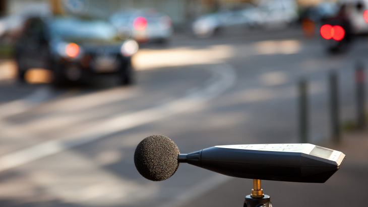 Micro mesurant le bruit sur une route genevoise