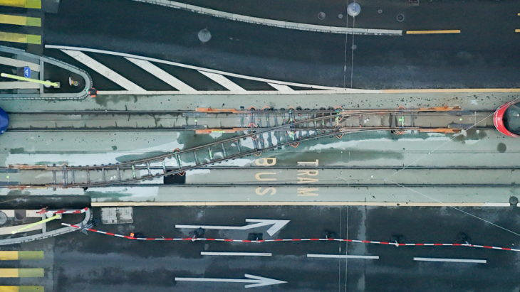 Travaux préparatoires pour le Tram des Nations : pose nocturne d’une aiguille volante