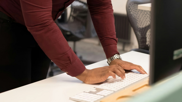 Des mains sur un clavier d'ordinateur