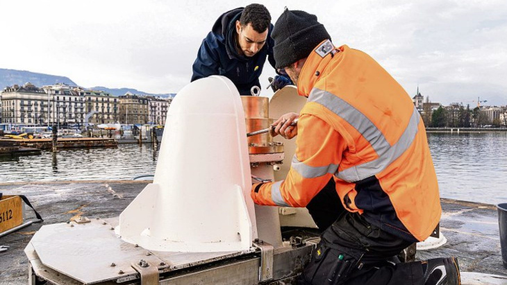 Les étudiants en génie mécanique HES de l’Hepia installent le prototype de la buse du Jet d’eau de Genève