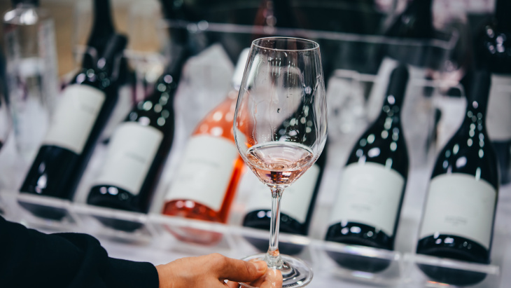 Les établissements publics du canton devront désormais proposer du vin genevois