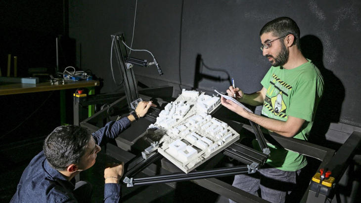 Les étudiants de l'HEPIA observent les répercussions des ombre des bâtiments dans un tissu urbain