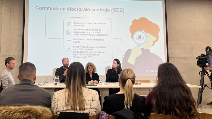 Le Vice-président de la CEC présente les missions de la CEC lors d'une séance d'information.