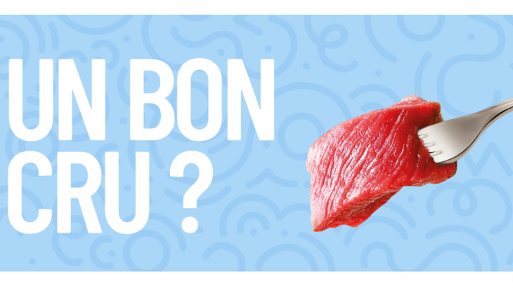 Un bon cru ? (morceau de viande crue accroché à une fourchette)