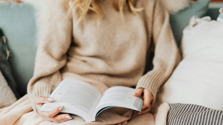 femme lit un livre