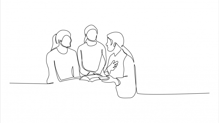 Trois personnes en discussion