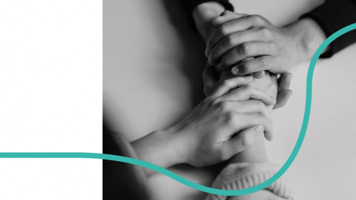 Mains superposées en signe de solidarité