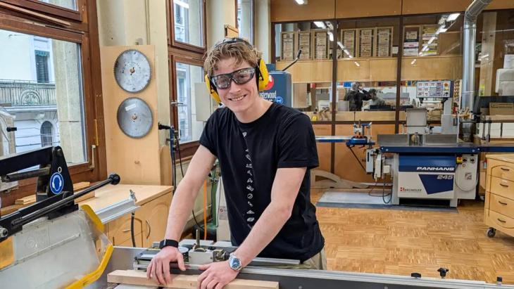 Jonas Mettler, apprenti ébéniste à plein temps en 4e année: «Durant tout mon cursus, j’ai vraiment senti un soutien sincère des enseignants.»