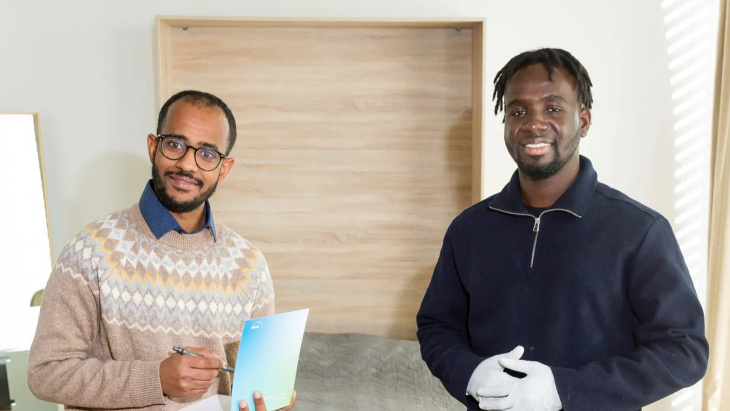 Adonay Tesfu, assistant en soins et santé communautaire (à gauche), et Ismael Camara, son pré-apprenti PAI 
