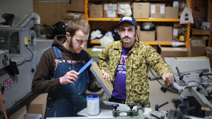 Paul-Loup Duchatel (à droite) et Tom Morattel dans l’atelier de sérigraphie Baxter à Meinier.