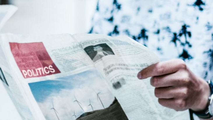 femme lit un journal