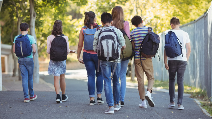 Enfants qui se rendent à l'école