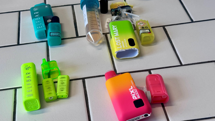 Exemples de puffs avec des réservoirs qui dépassent la limite légale de 2 ml