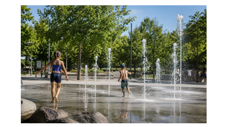 Enfants jouant avec des jets d'eau ludiques