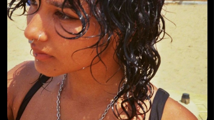 Affiche du film "Soeurcières", image d'une fille aux cheveux mouillés 