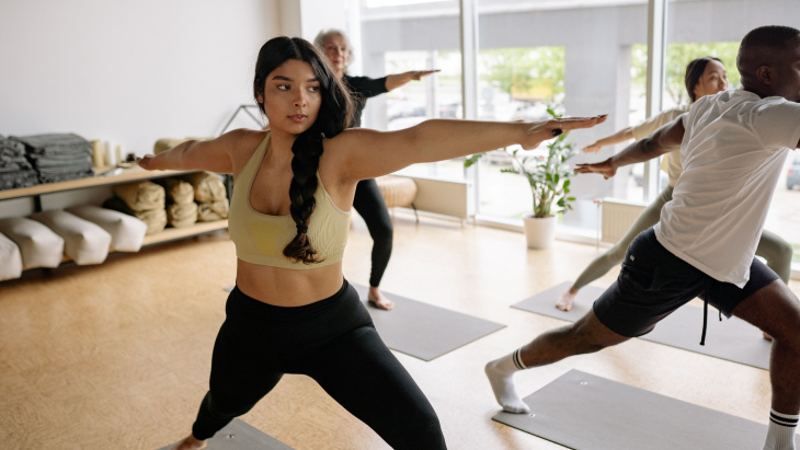 Personnes pratiquant le yoga dans un studio