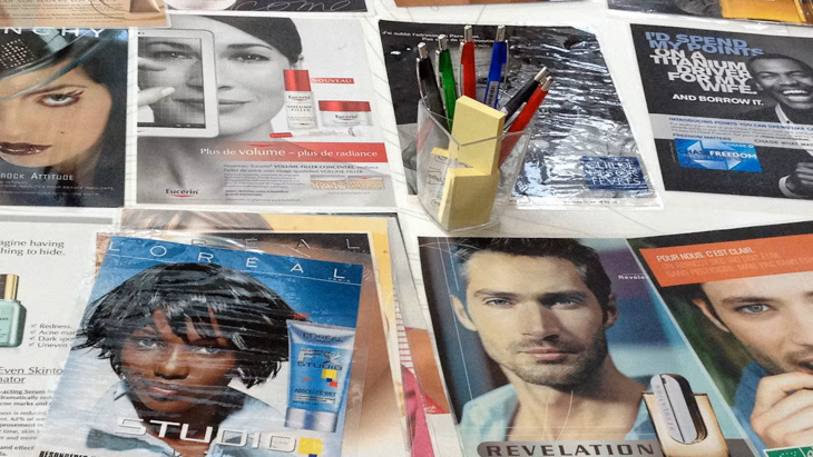 Couvertures de journaux posées sur une table avec des stylos