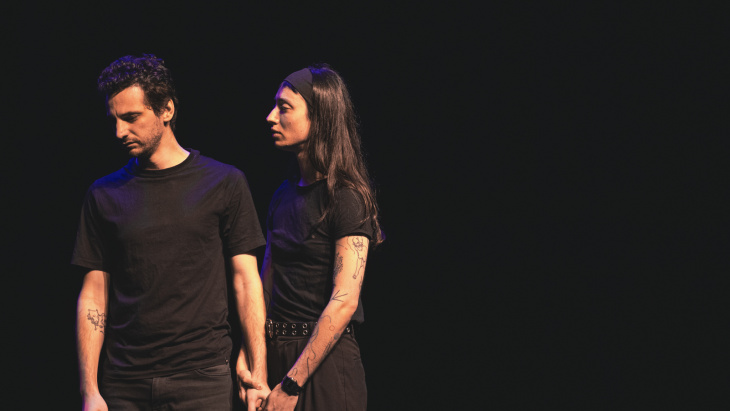 Comédiens sur scène lors d'une pièce de théâtre participative