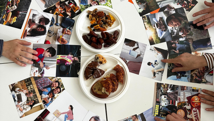 Table avec des photos et des intervenants 