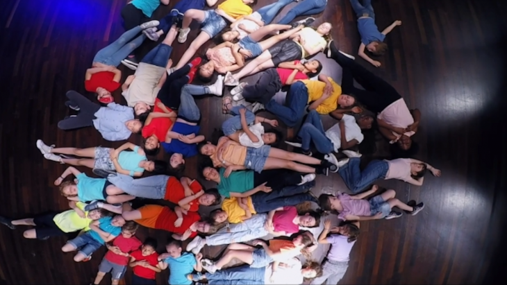 Image vue du dessus de jeunes allongés par terre 