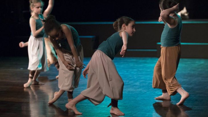 Groupe d'enfants en mouvement lors d'un atelier de danse dans une salle